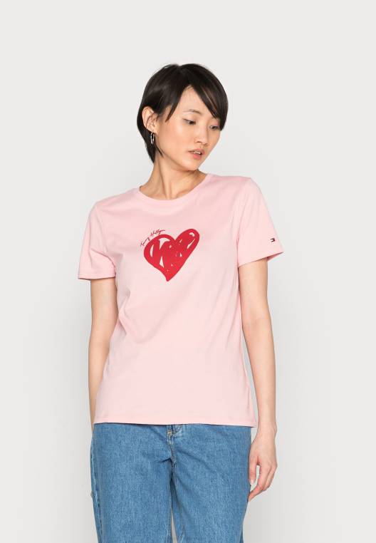 חולצת טריקו עם הדפס טי צווארון עם לב צבוע Abo NX208014 ורוד קרחון Tommy Hilfiger