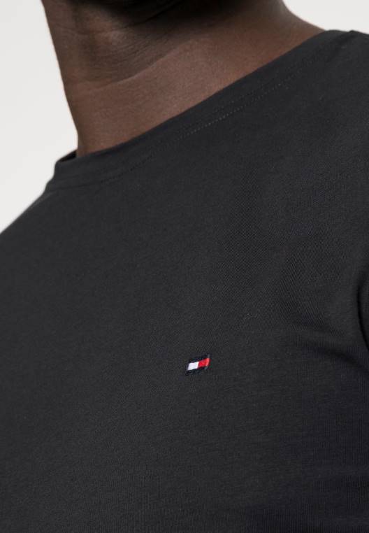 חולצת טריקו בסיסית חדשה עם צווארון C NX204004 דגל שחור Tommy Hilfiger