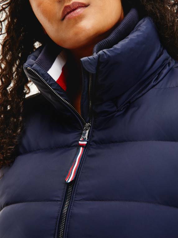 מעיל פוך בפס גלובלי עקום NX202038 שמיים מדבריים Tommy Hilfiger