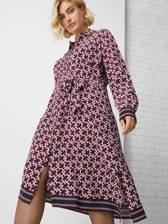 שמלת חולצה בעלת מונוגרמה עקומה NX202046 אדום/מונוגרם אדום לבן כחול Tommy Hilfiger