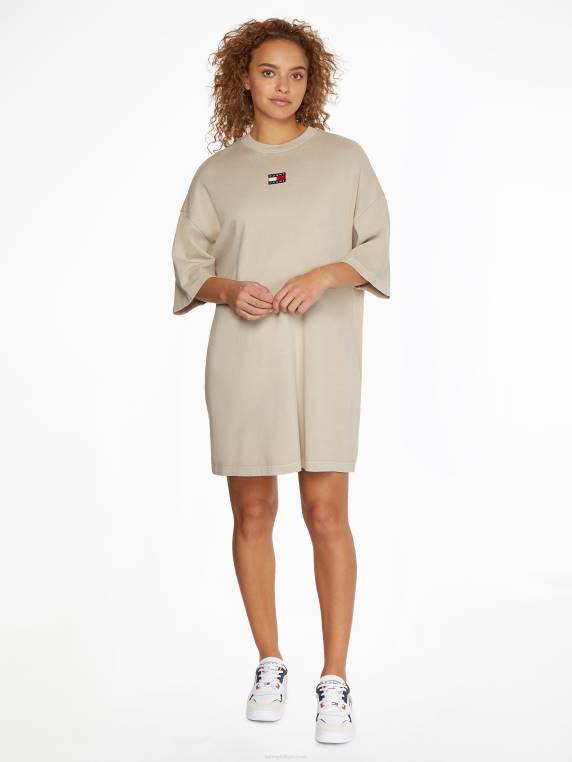 שמלת מיני חולצת טריקו תג חיוני NX202107 חול סוואנה Tommy Hilfiger