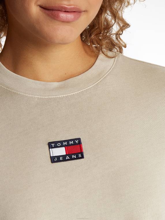 שמלת מיני חולצת טריקו תג חיוני NX202107 חול סוואנה Tommy Hilfiger