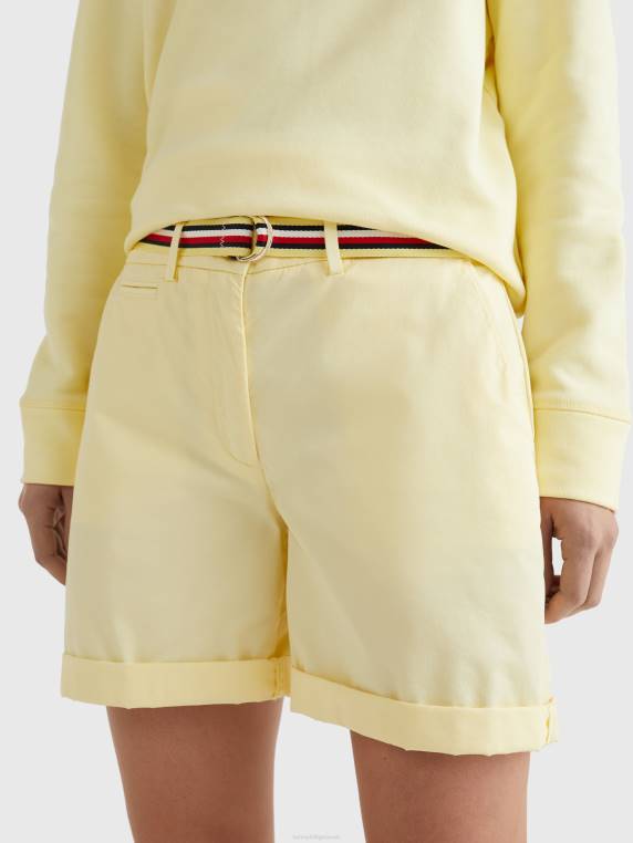 מכנסי צ'ינו קצרים בחגורת חתימה NX202432 טוויסט לימון Tommy Hilfiger