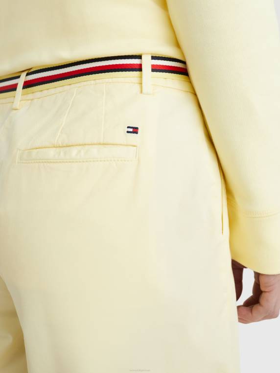 מכנסי צ'ינו קצרים בחגורת חתימה NX202432 טוויסט לימון Tommy Hilfiger