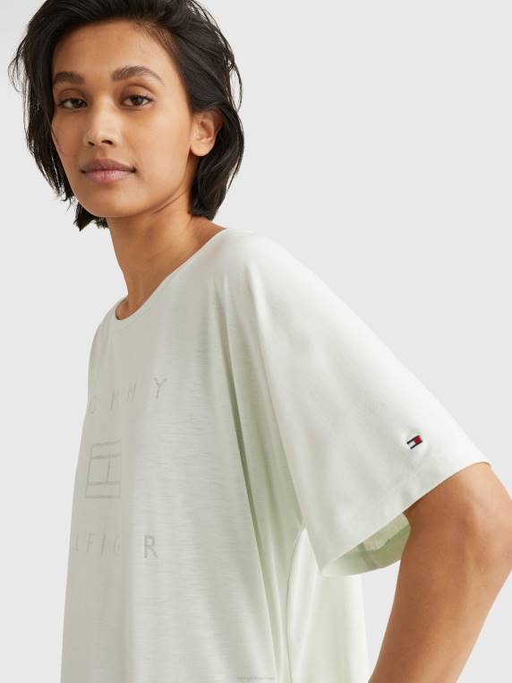 חולצת לוגו רגועה של שחיקה NX202738 מבטא ירוק Tommy Hilfiger