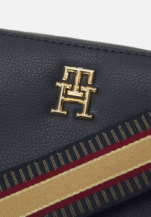 תיק מצלמת חיים על פני תיק הגוף NX203848 חלל כחול Tommy Hilfiger