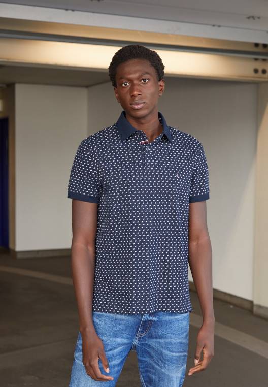 חולצת מיקרו פולו NX204201 שמיים מדבריים/לבנים Tommy Hilfiger