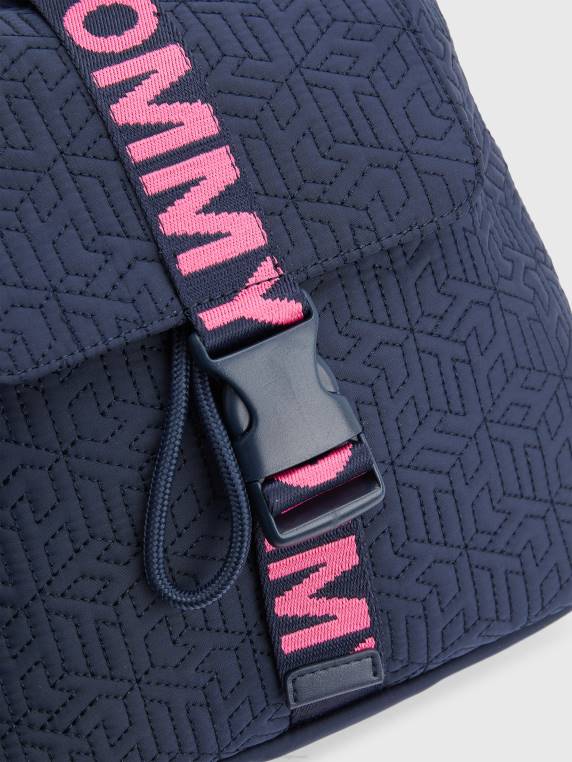 תיק גב מרופד מונוגרם NX20422 מבטא שמיים מדבריים Tommy Hilfiger