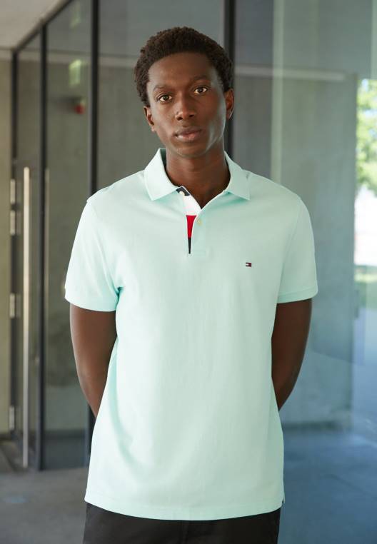 חולצת פולו רגילה עם כיס NX204327 ירקן כפור Tommy Hilfiger