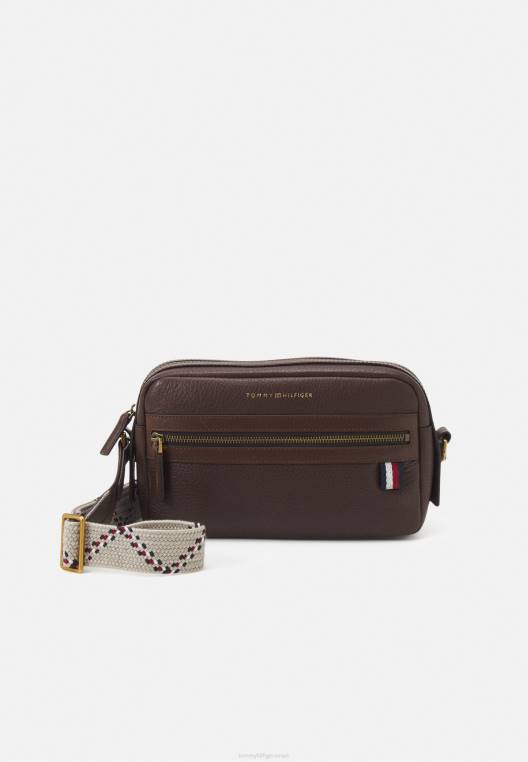 כתב פרימיום על פני תיק הגוף NX204479 חום Tommy Hilfiger