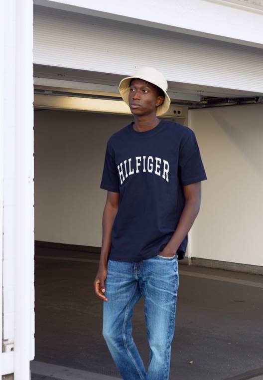 חולצת טריקו בהדפס קשת קז'ואל NX204576 שמיים מדבריים Tommy Hilfiger