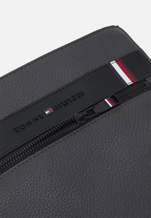 תיק קרוסאובר מרכזי לשני המינים NX204715 אפור אספלט Tommy Hilfiger