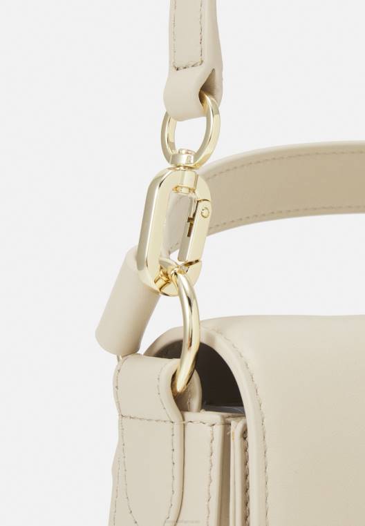 מוצלב שרשרת על פני תיק גוף NX205279 שֶׁנהָב Tommy Hilfiger