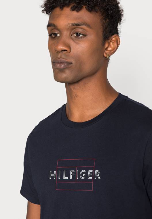 חולצת טי בהדפס דגל ליניארי NX205425 שמיים מדבריים Tommy Hilfiger