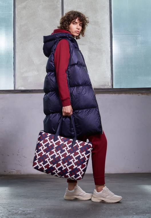 מונוגרמה איקונית לרוחב תיק גוף NX205553 תמהיל תאגידי Tommy Hilfiger