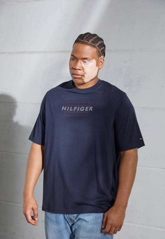 חולצת טי בהדפס דגל ליניארי NX205568 שמיים מדבריים Tommy Hilfiger