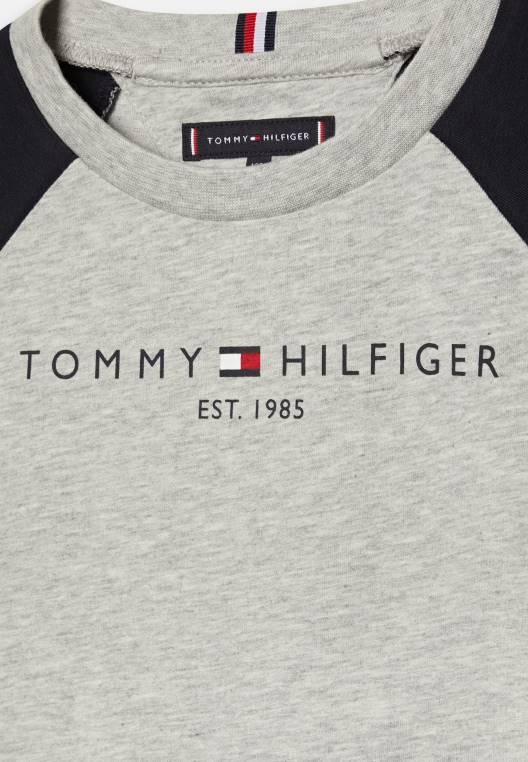 חולצת טריקו חיונית עם הדפסי טי קולורבלוק NX205684 אברש אפור בהיר Tommy Hilfiger