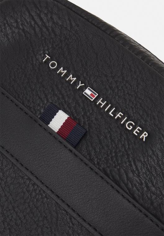 כתב תחבורה יוניסקס על פני תיק גוף NX205779 שָׁחוֹר Tommy Hilfiger