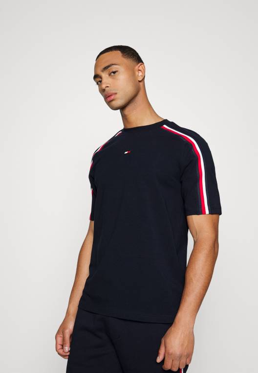 חולצת טי עם הדפס פסים גלובליים NX205808 שמיים מדבריים Tommy Hilfiger