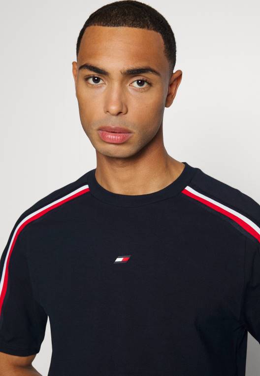 חולצת טי עם הדפס פסים גלובליים NX205808 שמיים מדבריים Tommy Hilfiger