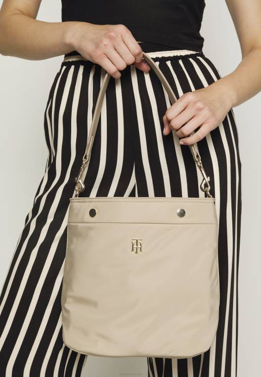 תיק הנווד שלי NX205815 בז' Tommy Hilfiger