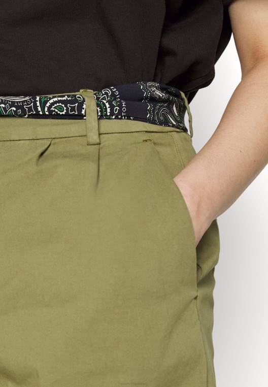 מכנסיים מחודדים עם צעיף קפלים NX205940 זית Tommy Hilfiger