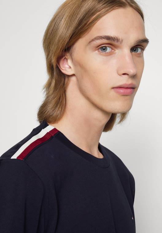 חולצת טי בהדפס פסים NX206008 שמיים מדבריים Tommy Hilfiger