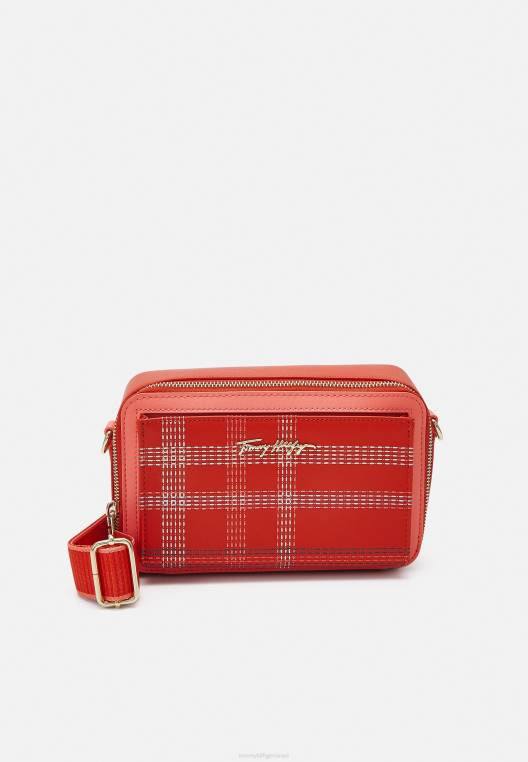 מצלמה איקונית על פני תיק גוף חימר כפרי NX206113 חימר כפרי Tommy Hilfiger