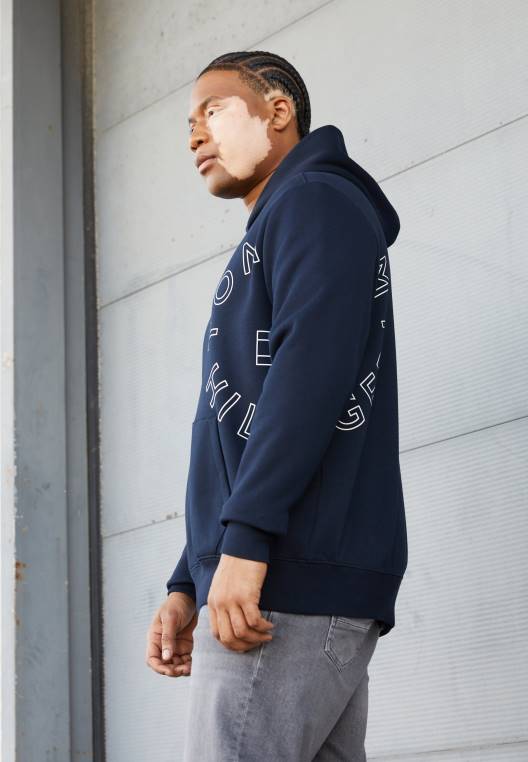 סווטשירט קפוצ'ון גרפי עגול NX206309 שמיים מדבריים Tommy Hilfiger