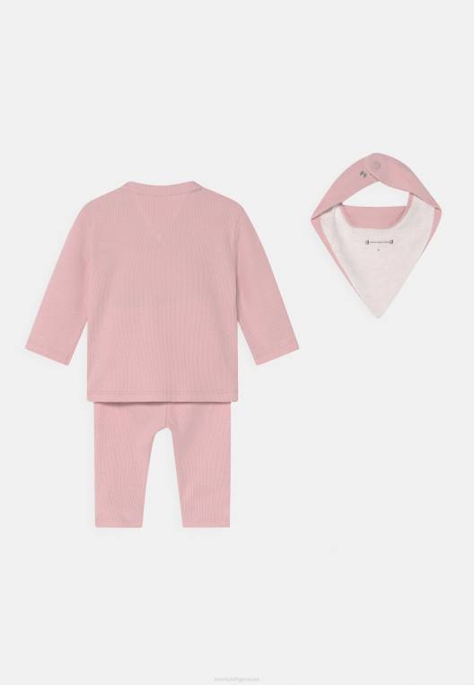 סט מכנסיים למתנה לתינוק NX206649 גוון ורוד Tommy Hilfiger