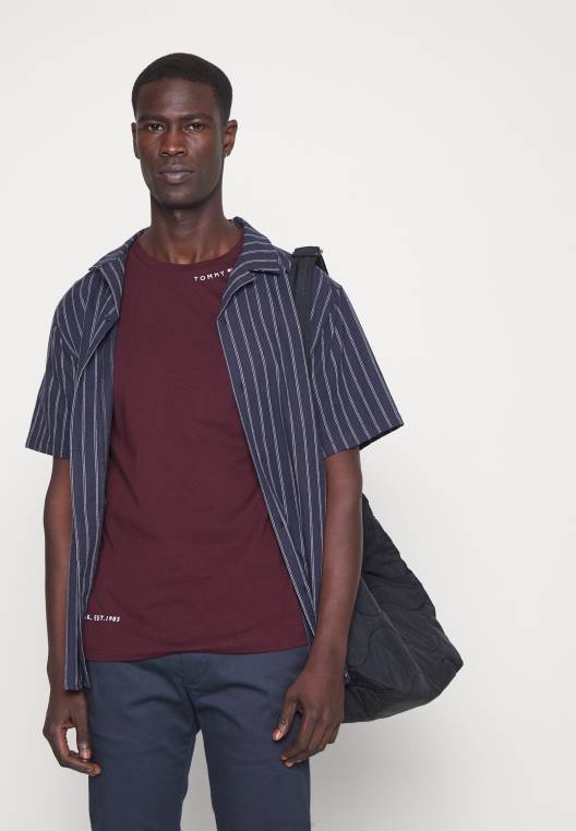 חולצת טריקו עם הדפסי טי מרובה מיקום NX207256 בורדו עמוק Tommy Hilfiger