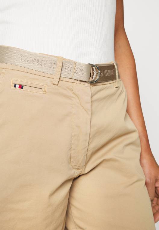 מִכְנָסַיִים קְצָרִים NX207290 בז' Tommy Hilfiger