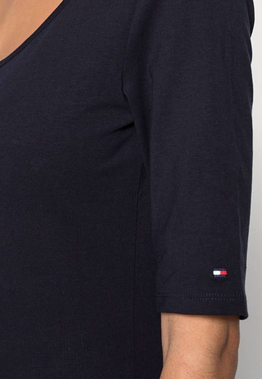 חולצת טריקו בסיסית עם סקופ דק NX207400 שמיים מדבריים Tommy Hilfiger