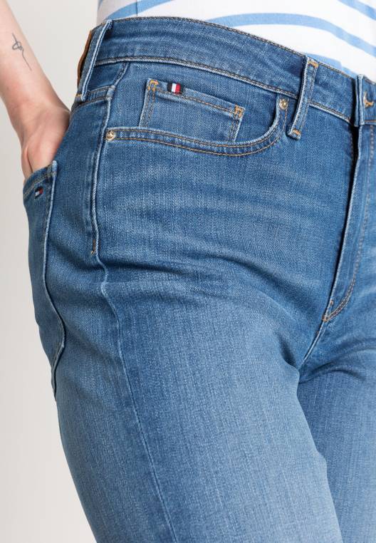 ג'ינס עם רגליים ישרות מחודדות NX207408 izzy Tommy Hilfiger