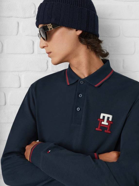 פולו עם שרוולים ארוכים בגזרה קלה עם מונוגרמה NX20745 שמיים מדבריים Tommy Hilfiger