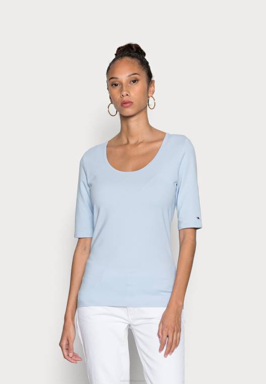 חולצת טריקו בסיסית עם סקופ דק NX207488 כחול מבריז Tommy Hilfiger