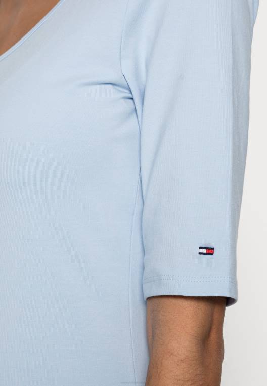 חולצת טריקו בסיסית עם סקופ דק NX207488 כחול מבריז Tommy Hilfiger