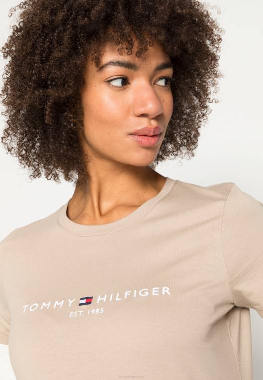 חולצת טי רגילה בהדפס טי NX207489 בז' Tommy Hilfiger