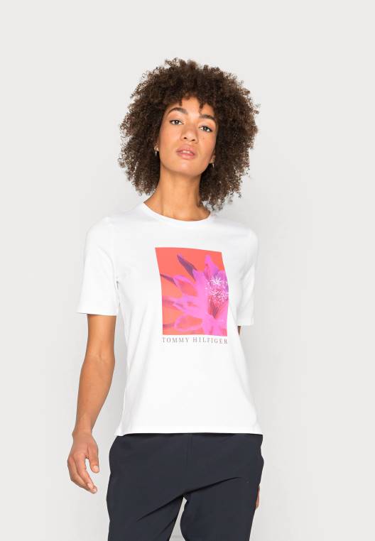 חולצת טריקו רגילה בהדפס טי פרחים NX207696 אופטי לבן Tommy Hilfiger