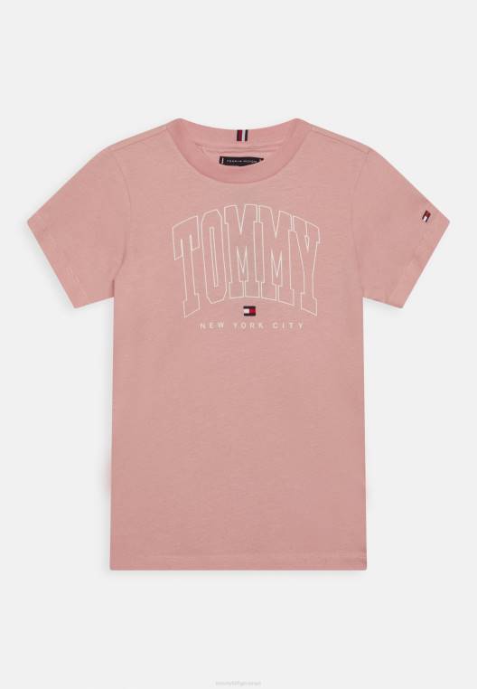 חולצת טריקו מודגשת עם הדפס לוגו של אוניברסיטה NX207919 וָרוֹד Tommy Hilfiger