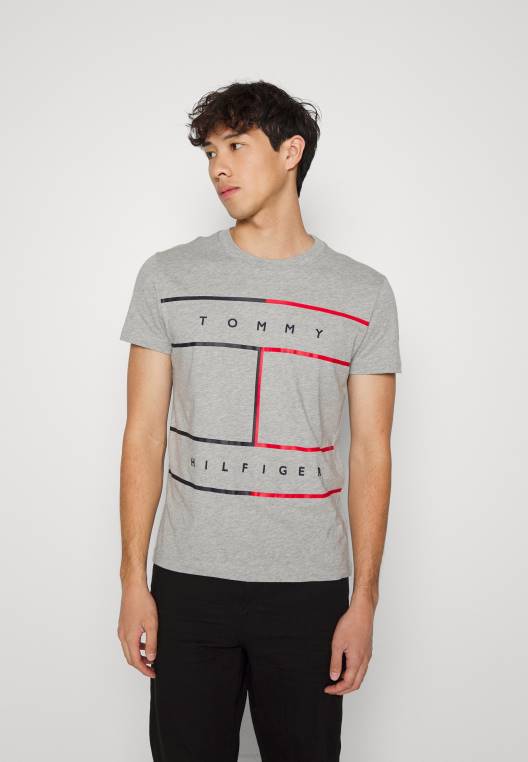 חולצת טריקו עם הדפס דגל גדול NX207931 אברש אפור בהיר Tommy Hilfiger