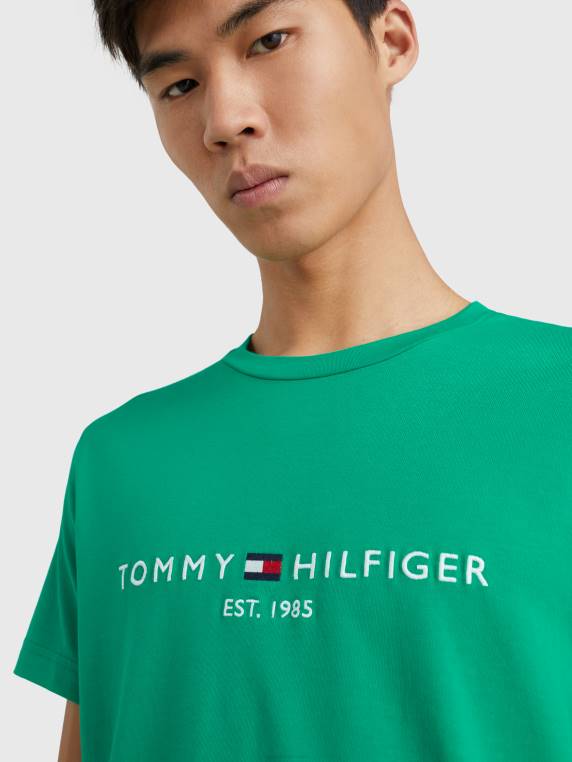 חולצת טי מכותנה אורגנית בגזרה דקיקה NX20817 ירוק בצד המגרש Tommy Hilfiger
