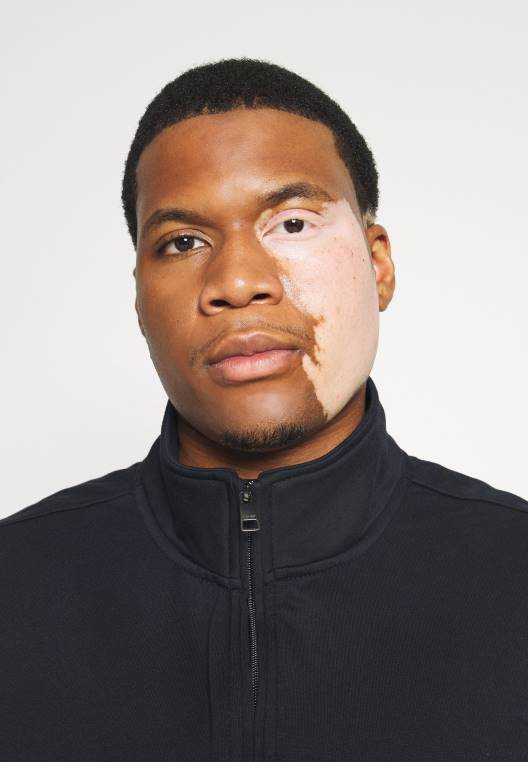 סווטשירט עם צווארון לוגו NX208635 שמיים מדבריים Tommy Hilfiger