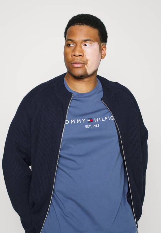 חולצת טי עם הדפס לוגו NX208969 אינדיגו דהוי Tommy Hilfiger