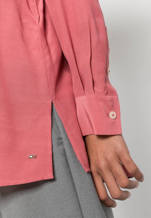 חולצה מוצקה עם צווארון V NX204255 ורוד אנגלי Tommy Hilfiger