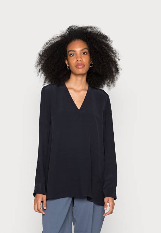 חולצה מוצקה עם צווארון V NX207219 שמיים מדבריים Tommy Hilfiger