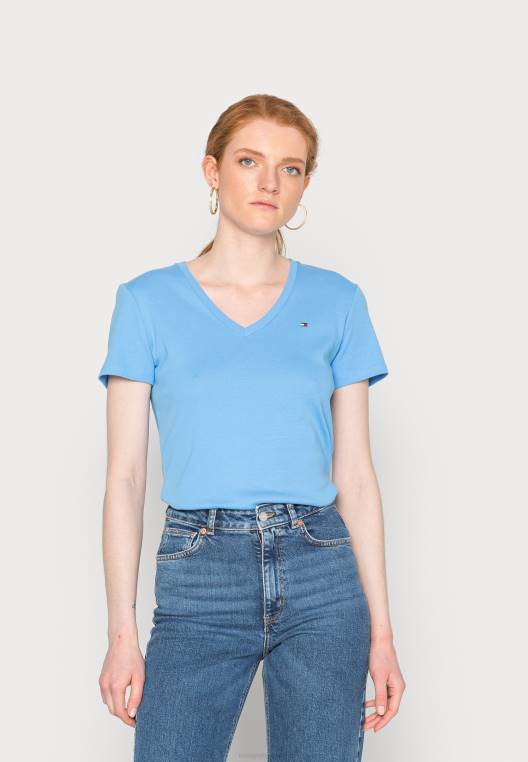 חולצת טריקו בסיסית דקיקה עם צווארון V NX207715 כחול הידראנגאה Tommy Hilfiger