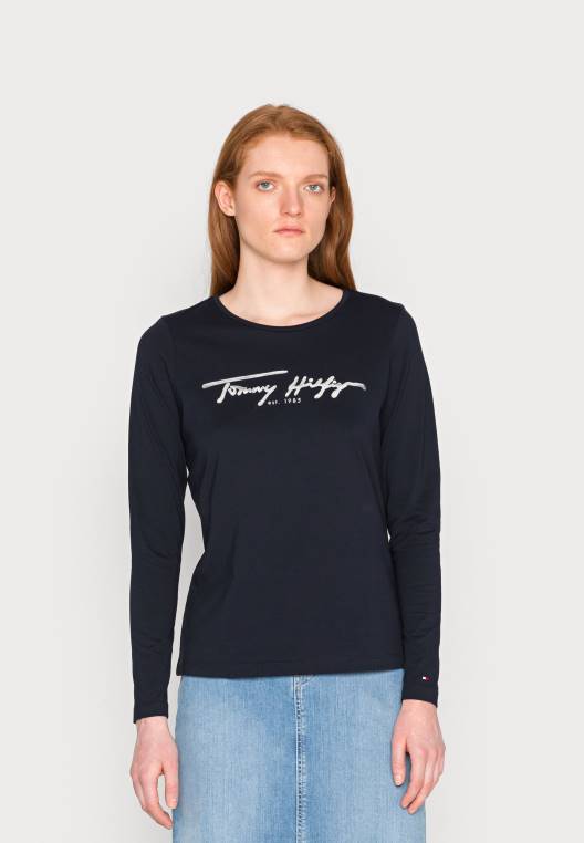 bobo רגיל עם שרוולים ארוכים NX207463 שמיים מדבריים/כתב לבן Tommy Hilfiger