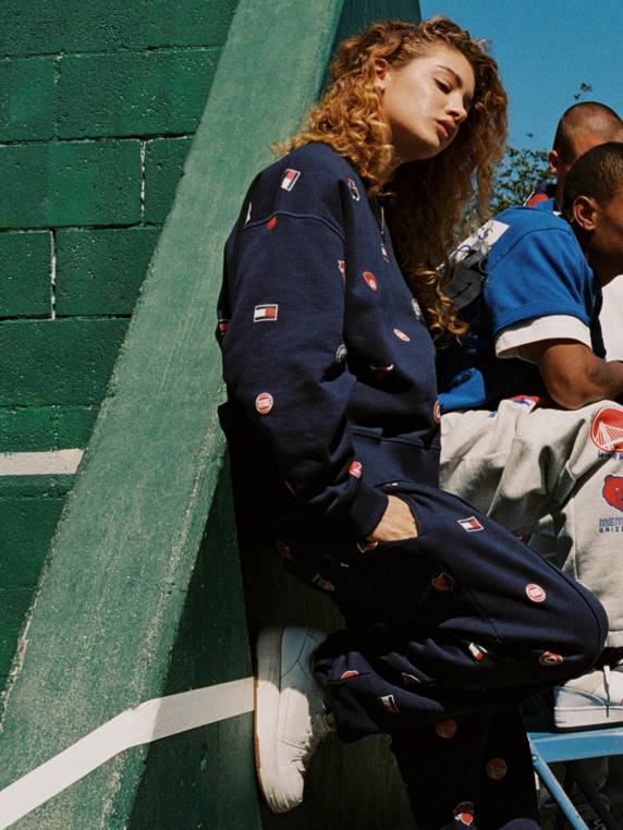 סווטשירט אוברסייז עם לוגו ג'ינס & nba NX202187 דמדומים נייבי/שיק Tommy Hilfiger