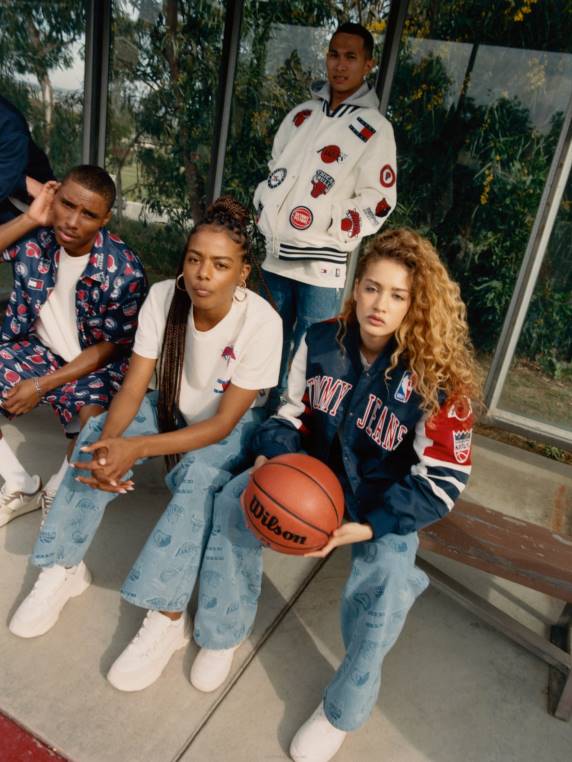 מכנסי ג'ינס ו-nba בהדפס רגוע NX202317 אור ג'ינס Tommy Hilfiger